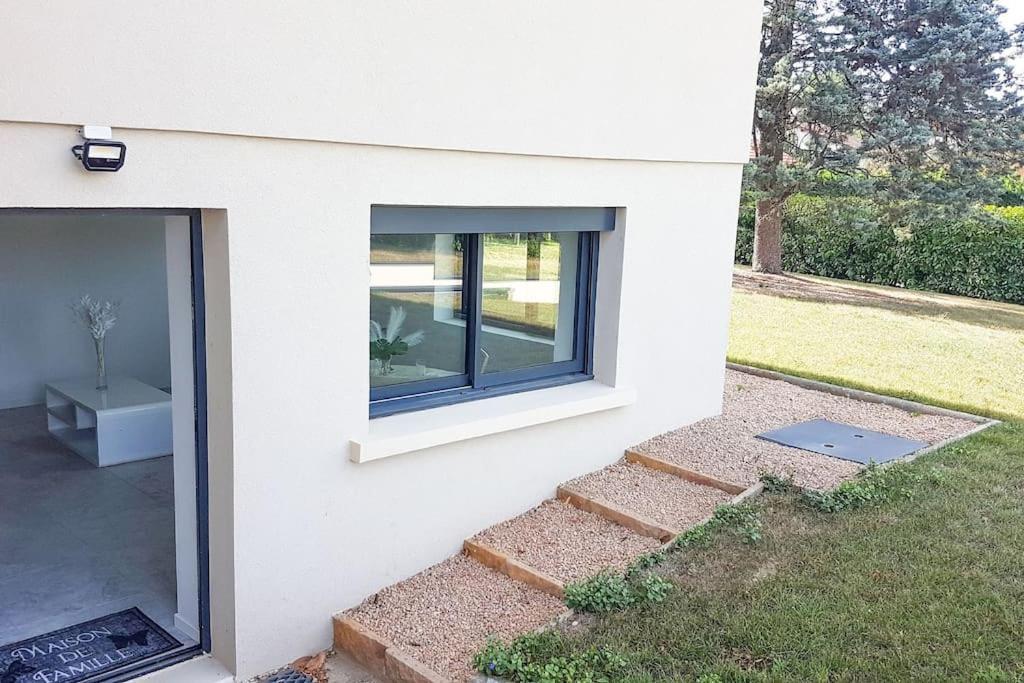 Le Petit Castel, Portes De Lyon Chazay-d'Azergues Exterior foto